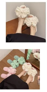 Vista detallada de dulces zapatillas de lino con grandes volantes y lazos decorativos