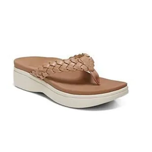 Detaillierte Seitenansicht der Damen-Keilsandalen mit geflochtenen Riemen und Plateau-Sohle
