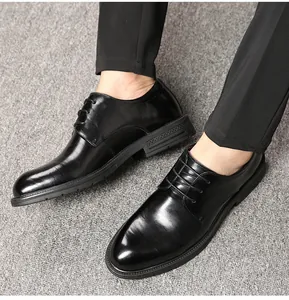 Gros plan de chaussures Derby en cuir poli noir avec détails à lacets et semelle