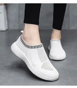 Nahaufnahme von atmungsaktiven weißen Flyknit-Slippern für Damen zum bequemen Gehen.
