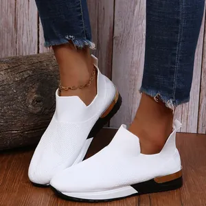 Vue détaillée de baskets blanches respirantes en maille pour femmes à talon doré