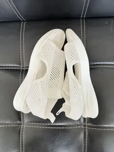 Detailansicht der weißen, atmungsaktiven Fly-Knit Mesh-Keilsandalen mit Plateausohle