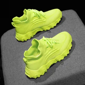Detailansicht neongrüner Flyknit-Söckchen-Sneaker mit atmungsaktivem Mesh und Wellensohle