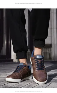 Primo piano di sneakers marroni da uomo con pantaloni jogger neri alla moda.