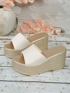 Sandales compensées dorées élégantes avec une semelle plateforme au look tressé