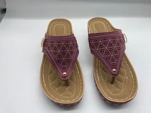 Detailansicht burgunderfarbene Keil-Flip-Flops für Damen mit eleganten Lochmustern
