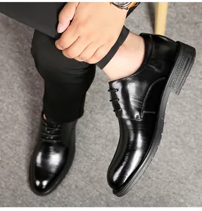 Gros plan sur des chaussures de ville classiques en cuir véritable noir à lacets