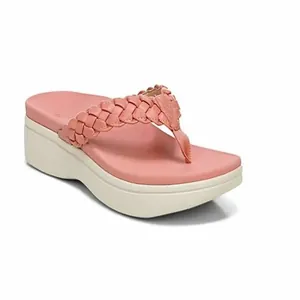 Detailansicht der rosa geflochtenen Plateau-Flip-Flops mit beigefarbener Keilsohle