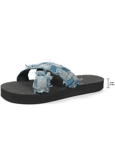 Detailansicht Damen-Sandalen aus Denim mit Kreuzgurt und 2 cm Plateausohle