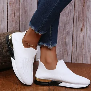 Baskets en maille respirante blanche pour femmes avec accents métalliques dorés élégants