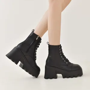 Vue latérale détaillée des bottines plateforme en cuir noir avec une semelle crantée