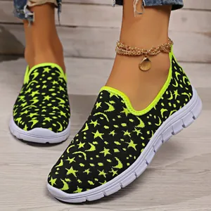 Primer plano de zapatillas de punto transpirables para mujer con motivos de estrellas y lunas