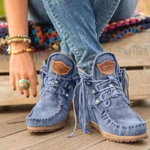 Stivaletti da donna in camoscio blu con frange laterali e lacci decorativi alla moda.
