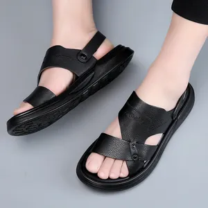 Sandali estivi in vera pelle da uomo, scarpe da spiaggia nere con suola morbida casual.