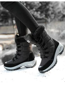 Detalle de botas de nieve negras con forro de piel y suela acolchada para el frío