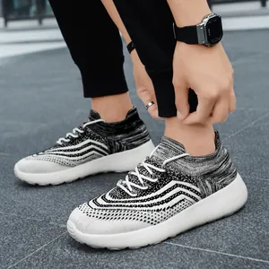 Breathable knitted men's running shoes with comfortable soft white soles