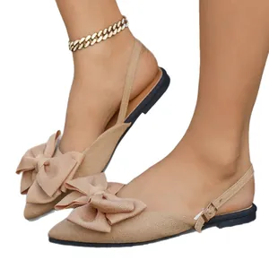 Elegante beige platte slingback-sandalen met spitse neus en een grote decoratieve strik