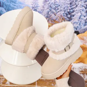 Stivali da neve beige con bordo in ecopelliccia e cinturino con fibbia per il calore invernale.