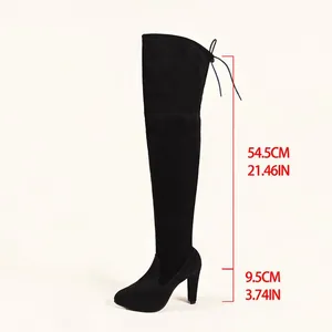 Bottes cuissardes en daim noir avec détails de mesure de la hauteur du talon et de la tige