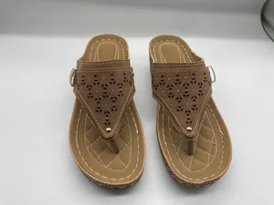 Damen Flip-Flop Sandaletten in Braun mit Keilabsatz und Laser-Cut-Verzierungen.