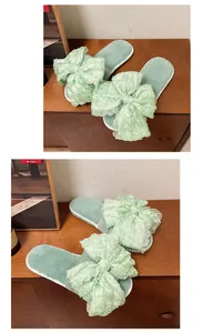 Detalle de zapatillas suaves verde menta con decoración de gran lazo de encaje