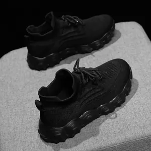 Detailansicht der schwarzen atmungsaktiven Fly-Knit-Sneaker mit dicker Wellensohle