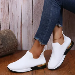 Vue de côté des baskets respirantes en maille blanche pour femme avec détails dorés