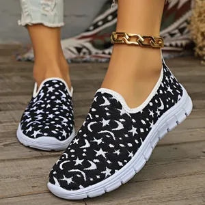 Primer plano de zapatos negros transpirables de punto con un patrón de estrellas