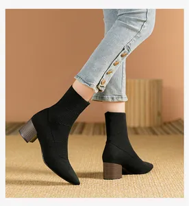 Stylische spitze schwarze Strick-Socken-Stiefeletten mit Blockabsatz am Model