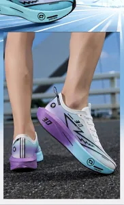 Detailansicht der lila-blauen Marathon-Laufschuhe mit Mesh-Obermaterial im Verlauf
