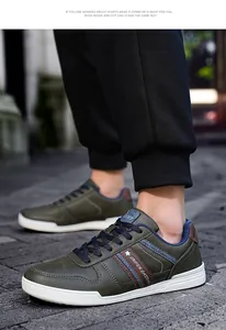 Dettaglio ravvicinato di eleganti sneaker casual da uomo verde oliva su una strada