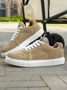 Baskets décontractées kaki avec semelle plateforme blanche pour un confort quotidien chic.