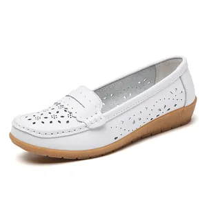 Detail der weißen Leder-Loafer mit Laserschnitt-Lochmuster und weicher Gummisohle