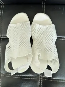 Nahaufnahme der Draufsicht auf weiße, atmungsaktive Mesh-Plateausandalen für Damen