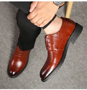 Gros plan de chaussures derby en cuir marron pour hommes portées avec un pantalon noir