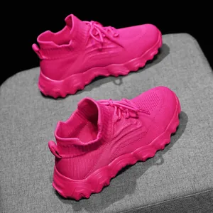 Makrodetail der leuchtend rosa fly-knit atmungsaktiven Socken-Sneaker für Damen