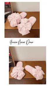 Primer plano del detalle del lazo de tela ligera en zapatillas rosas.