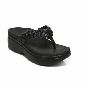 Seitenansicht von schwarzen Damen-Keilsandalen mit geflochtenem Riemen und dicker Sohle.