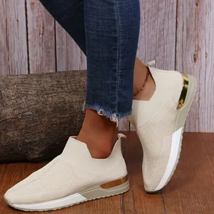 Vue détaillée de ces baskets en maille beige respirante avec un talon doré métallique