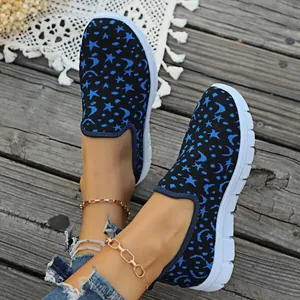 Primer plano de zapatos informales de punto con estampados azules de estrellas y lunas