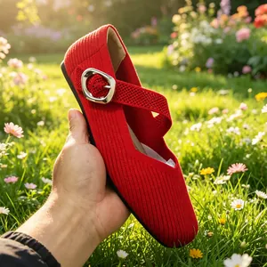 Primer plano de bailarinas Mary Jane de punto rojo con punta cuadrada y hebilla metálica