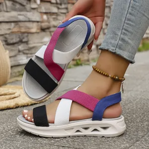 Gros plan sur les sandales compensées pour femmes avec des brides tissées multicolores