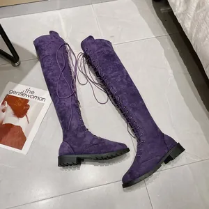 Dettaglio stivali sopra il ginocchio in camoscio viola con lacci