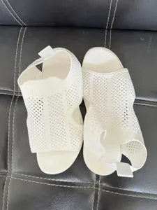 Detailansicht von oben auf weiße, gestrickte Mesh-Plateau-Sandalen mit offenem Zehenbereich