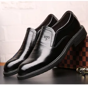 Détail de chaussures en cuir noir avec motif de libellule gaufré et fini brillant.