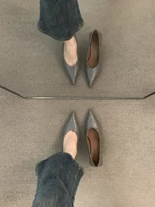 Vista de espejo detallada de zapatos de tacón grises trenzados con punta fina