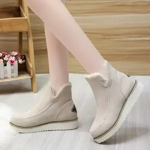 Kuschelige beige Plateau-Winterstiefel mit weichem Kunstfellfutter und Ziernähten.