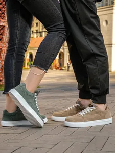 Baskets décontractées en cuir de couleur unie avec semelles blanches épaisses pour couples