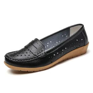 Nahaufnahme schwarzer Leder-Loafer mit Lochmuster und weicher Gummisohle