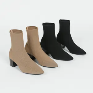 Detailansicht von spitzen Strick-Stiefeletten in Beige und Schwarz mit Blockabsatz.